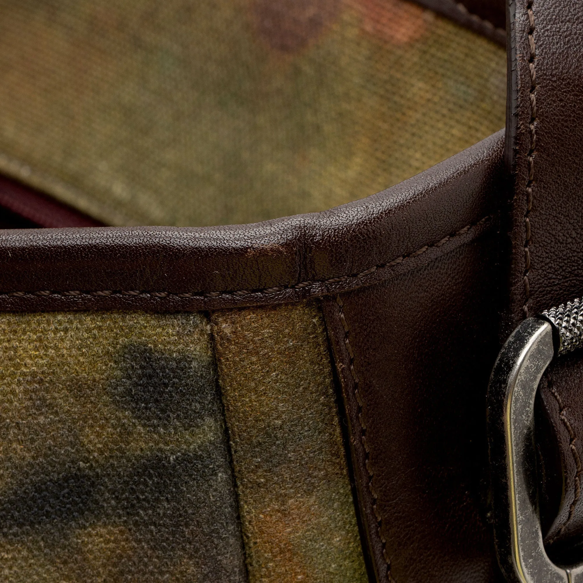 Chanel Canvas On The Pavements CC Messenger Bag (SHF-kA4nOX)
